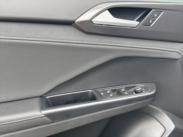2026 Volkswagen Taos SE Black