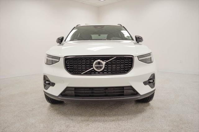 2026 Volvo XC40 Plus, B5 AWD Gas (mild hybrid), Dark