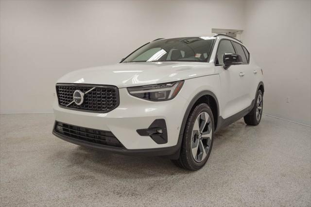 2026 Volvo XC40 Plus, B5 AWD Gas (mild hybrid), Dark