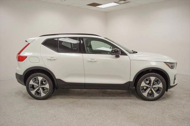 2026 Volvo XC40 Plus, B5 AWD Gas (mild hybrid), Dark