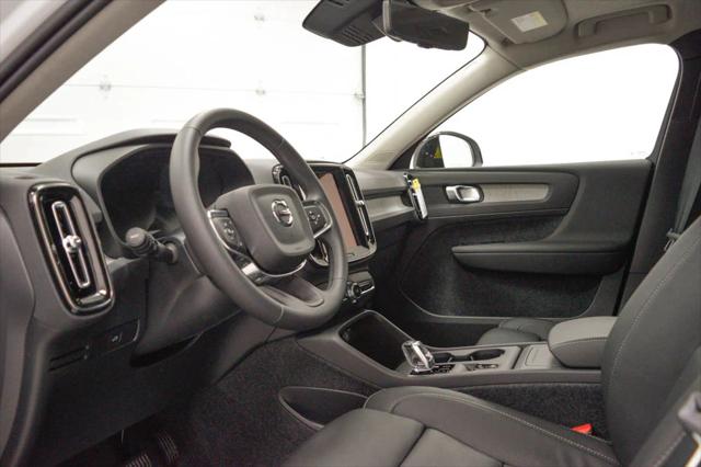 2026 Volvo XC40 Plus, B5 AWD Gas (mild hybrid), Dark