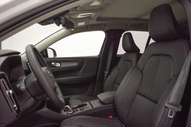 2026 Volvo XC40 Plus, B5 AWD Gas (mild hybrid), Dark
