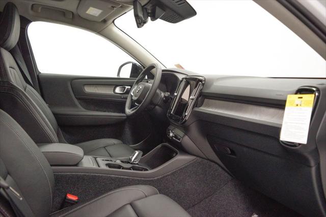 2026 Volvo XC40 Plus, B5 AWD Gas (mild hybrid), Dark