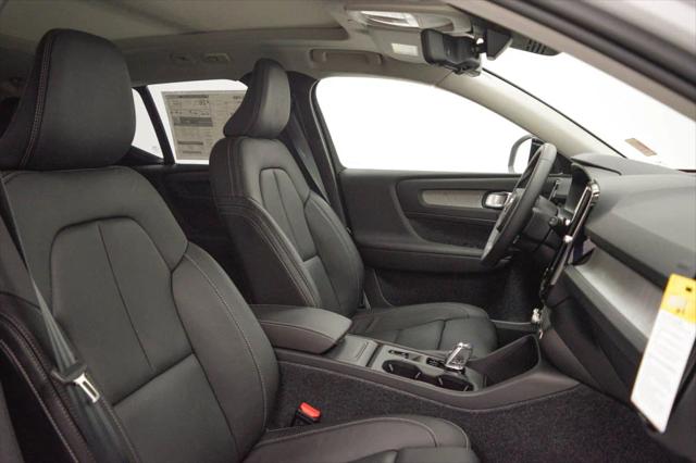 2026 Volvo XC40 Plus, B5 AWD Gas (mild hybrid), Dark