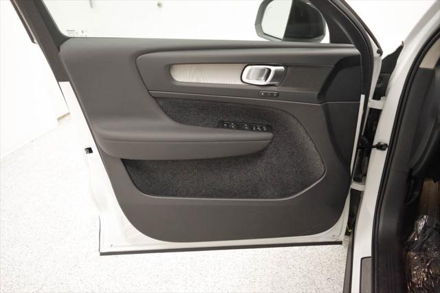 2026 Volvo XC40 Plus, B5 AWD Gas (mild hybrid), Dark