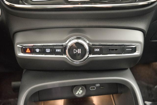 2026 Volvo XC40 Plus, B5 AWD Gas (mild hybrid), Dark