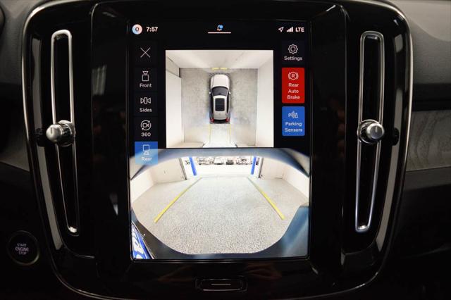 2026 Volvo XC40 Plus, B5 AWD Gas (mild hybrid), Dark
