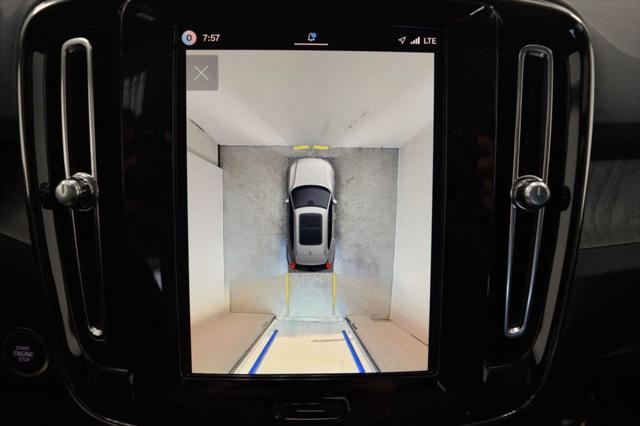2026 Volvo XC40 Plus, B5 AWD Gas (mild hybrid), Dark
