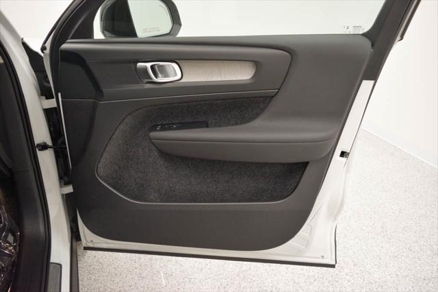 2026 Volvo XC40 Plus, B5 AWD Gas (mild hybrid), Dark