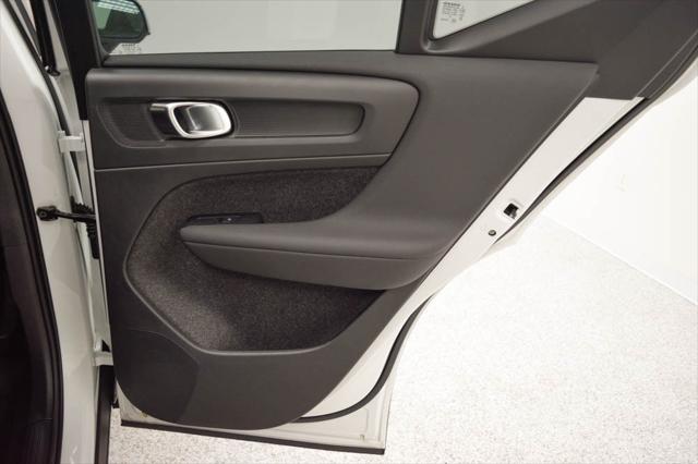 2026 Volvo XC40 Plus, B5 AWD Gas (mild hybrid), Dark