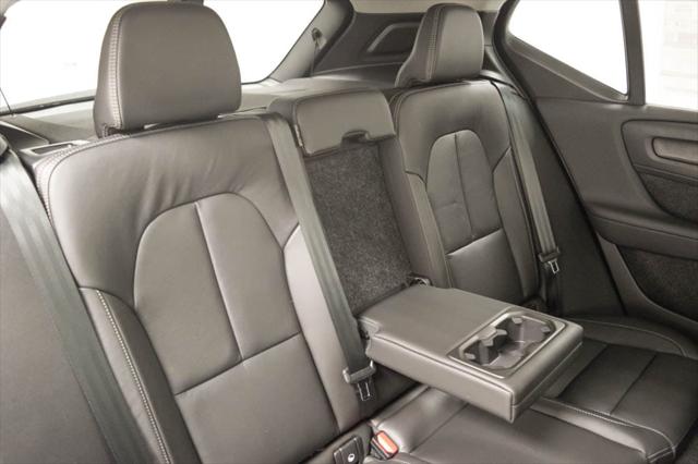 2026 Volvo XC40 Plus, B5 AWD Gas (mild hybrid), Dark