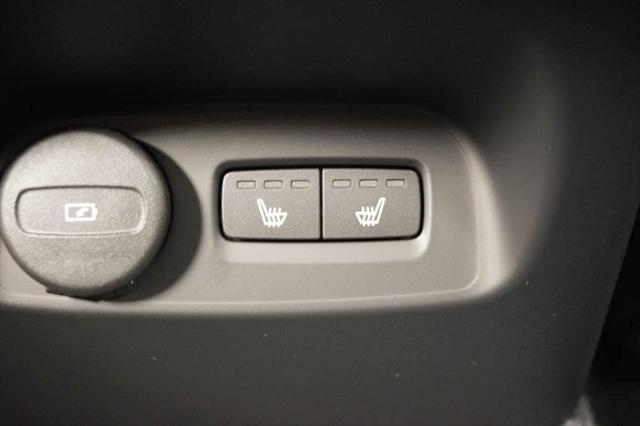 2026 Volvo XC40 Plus, B5 AWD Gas (mild hybrid), Dark