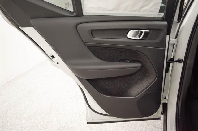 2026 Volvo XC40 Plus, B5 AWD Gas (mild hybrid), Dark