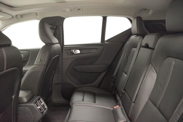 2026 Volvo XC40 Plus, B5 AWD Gas (mild hybrid), Dark