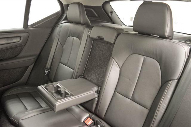2026 Volvo XC40 Plus, B5 AWD Gas (mild hybrid), Dark