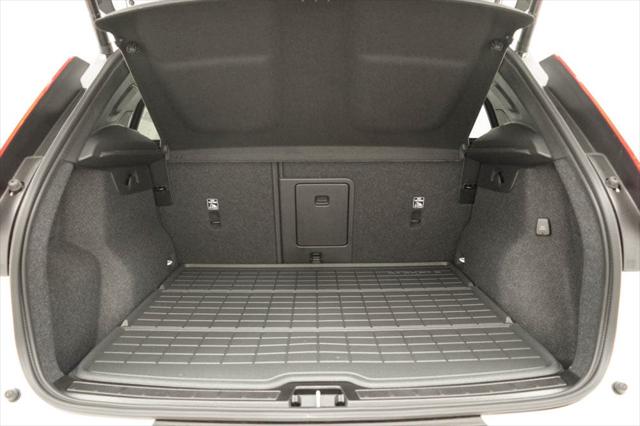 2026 Volvo XC40 Plus, B5 AWD Gas (mild hybrid), Dark