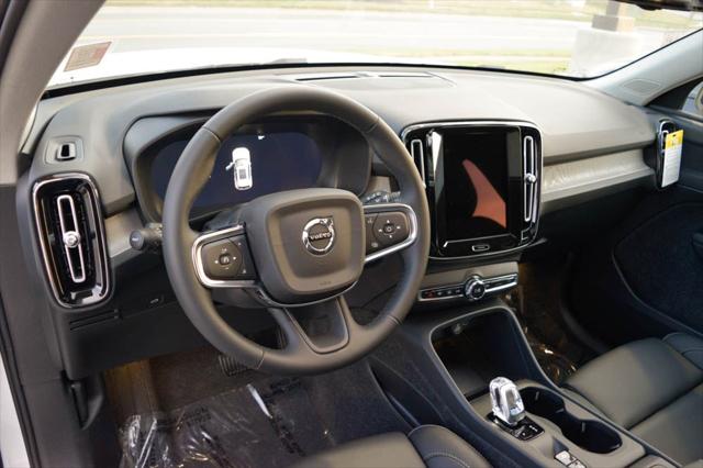 2026 Volvo XC40 Plus, B5 AWD Gas (mild hybrid), Dark