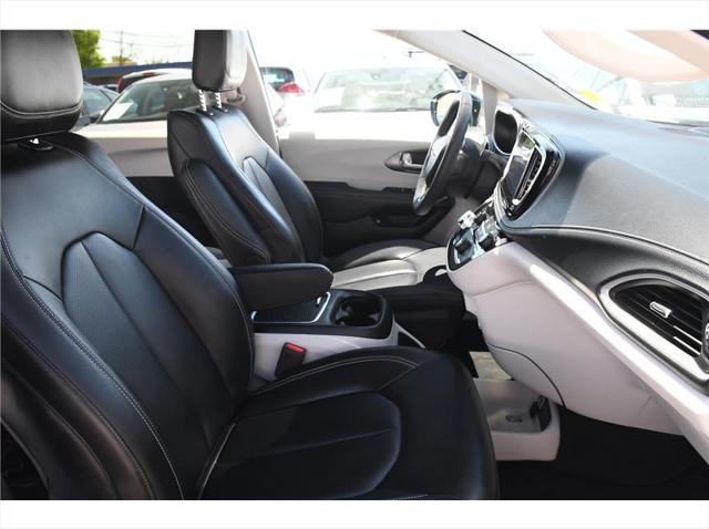 2024 Chrysler Pacifica Hybrid Select