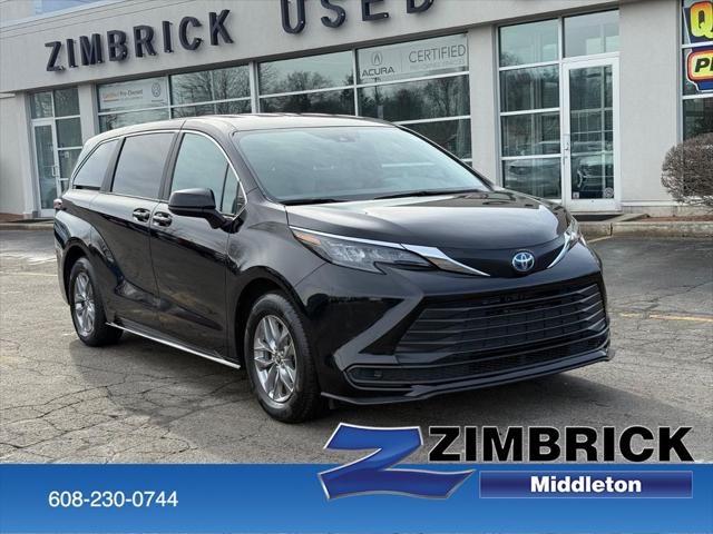 2025 Toyota Sienna LE for sale in Middleton, WI