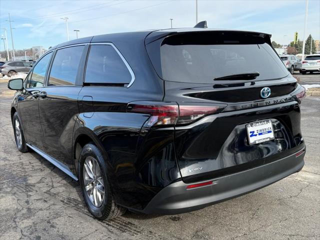 2025 Toyota Sienna LE