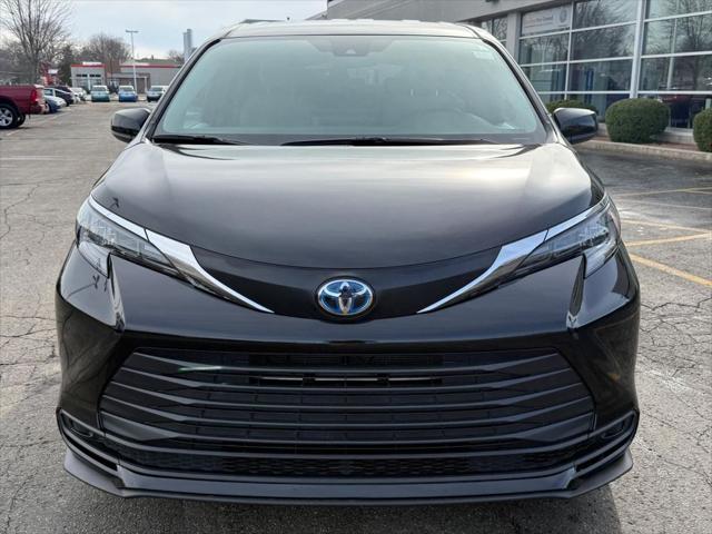 2025 Toyota Sienna LE