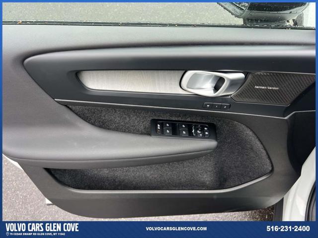 2026 Volvo XC40 Ultra, B5 AWD Gas (mild hybrid), Dark