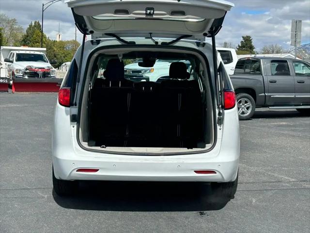 2022 Chrysler Voyager LX