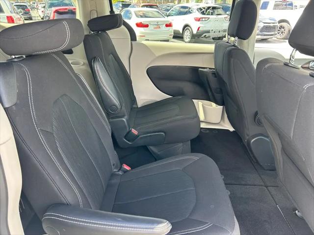 2022 Chrysler Voyager LX