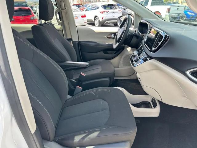2022 Chrysler Voyager LX