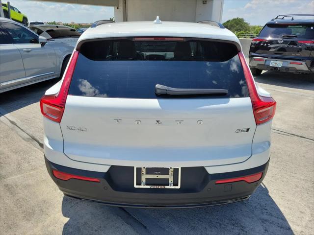 2026 Volvo XC40 Plus, B5 AWD Gas (mild hybrid), Dark