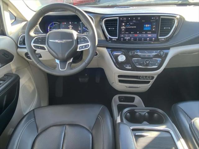 2024 Chrysler Pacifica Hybrid Select