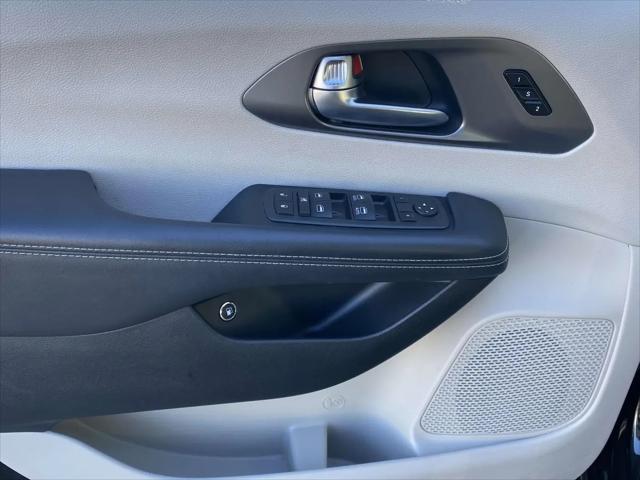 2024 Chrysler Pacifica Hybrid Select