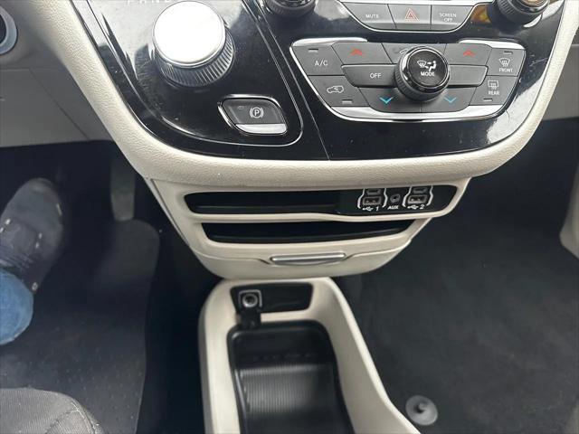 2022 Chrysler Voyager LX