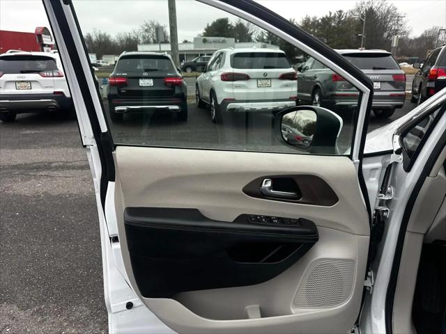 2022 Chrysler Voyager LX