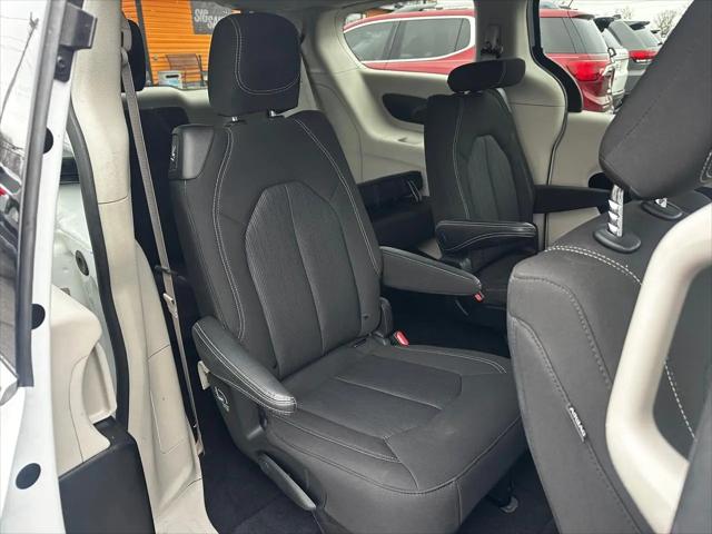 2022 Chrysler Voyager LX