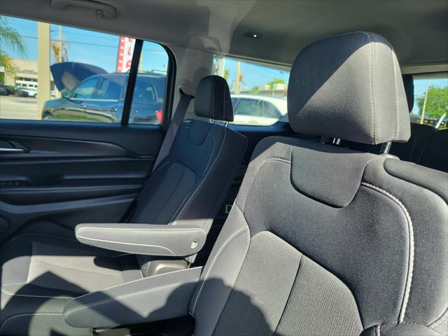 2023 Jeep Grand Cherokee L Laredo 4x2