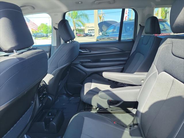 2023 Jeep Grand Cherokee L Laredo 4x2