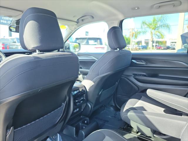 2023 Jeep Grand Cherokee L Laredo 4x2