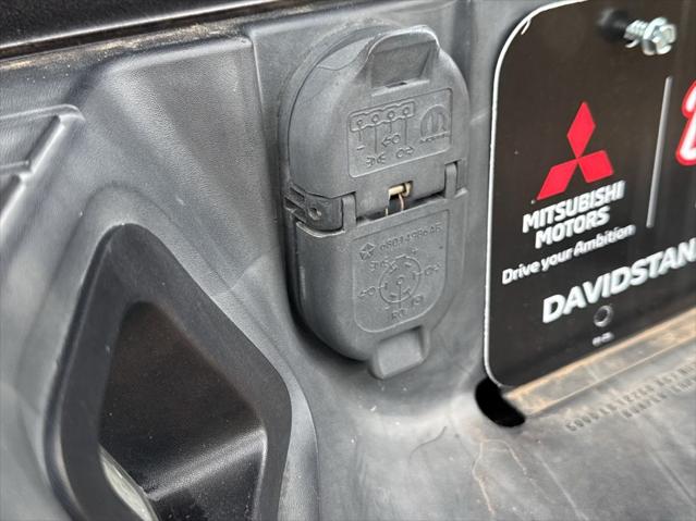 2023 Ram 1500 Classic SLT Crew Cab 4x4 5'7" Box