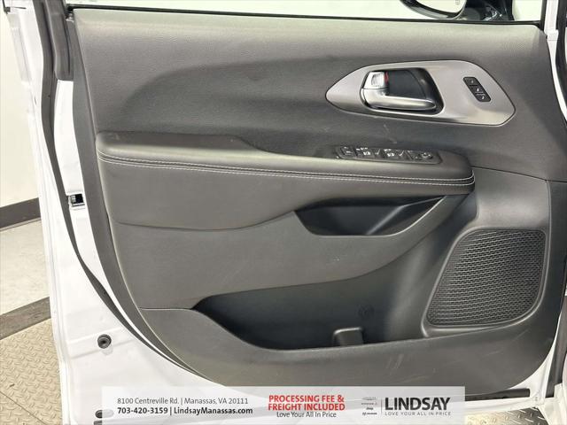 2026 Chrysler Pacifica Select
