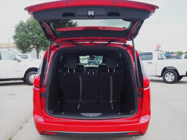 2025 Chrysler Voyager LX