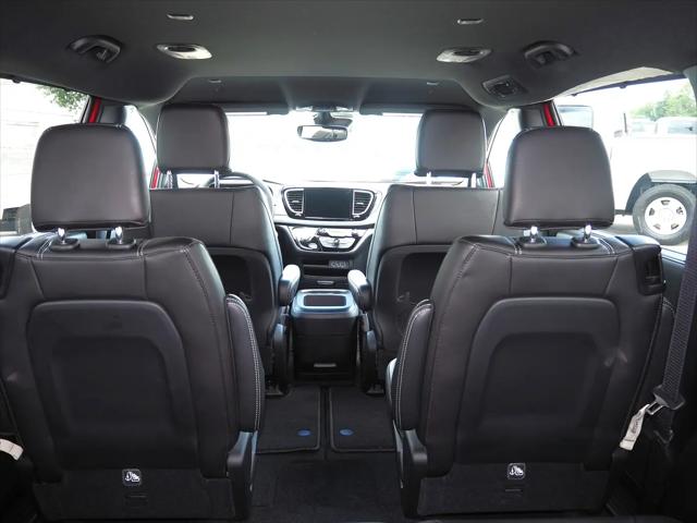 2025 Chrysler Voyager LX