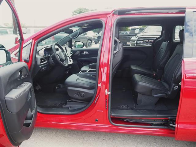 2025 Chrysler Voyager LX