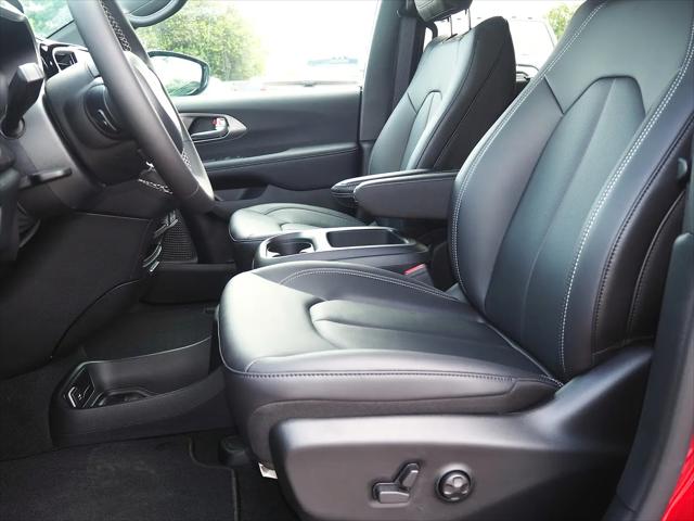 2025 Chrysler Voyager LX