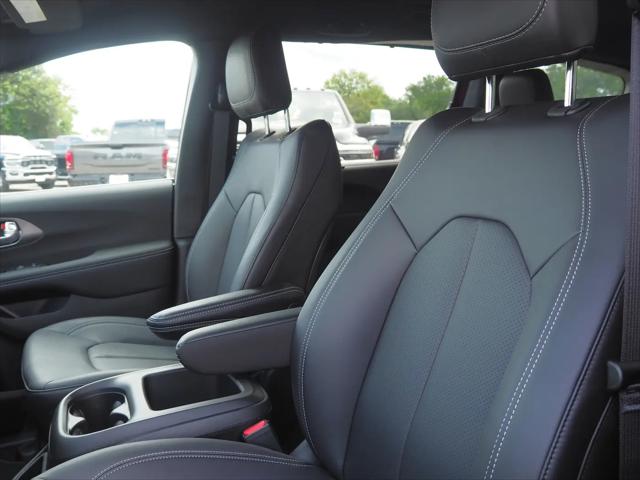 2025 Chrysler Voyager LX