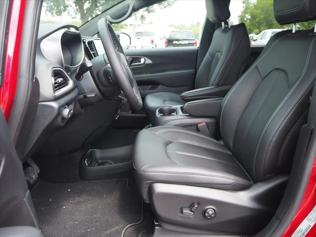 2025 Chrysler Voyager LX
