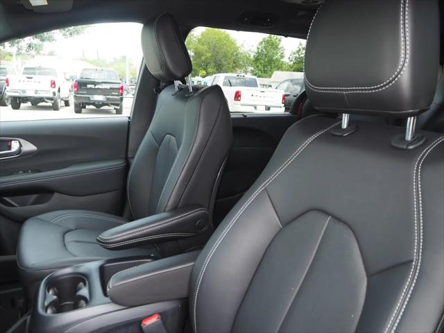 2025 Chrysler Voyager LX
