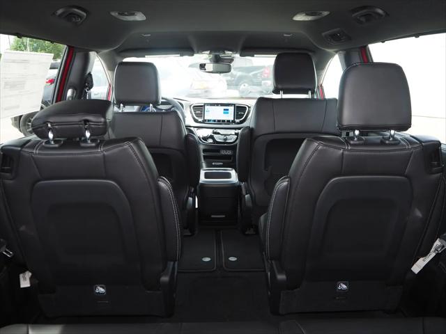 2025 Chrysler Voyager LX