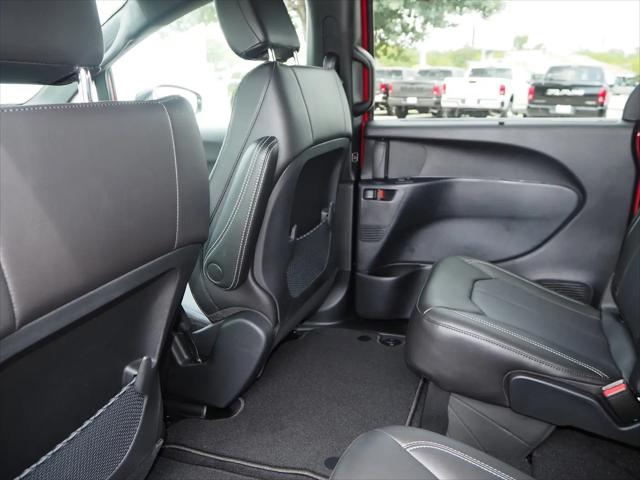2025 Chrysler Voyager LX