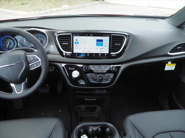 2025 Chrysler Voyager LX